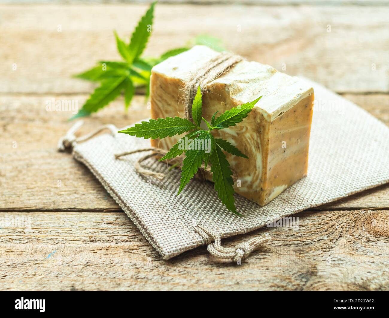Saponette naturali fatte a mano con cannabis. Spa sapone biologico. Bar di sapone fatto in casa. Foto Stock
