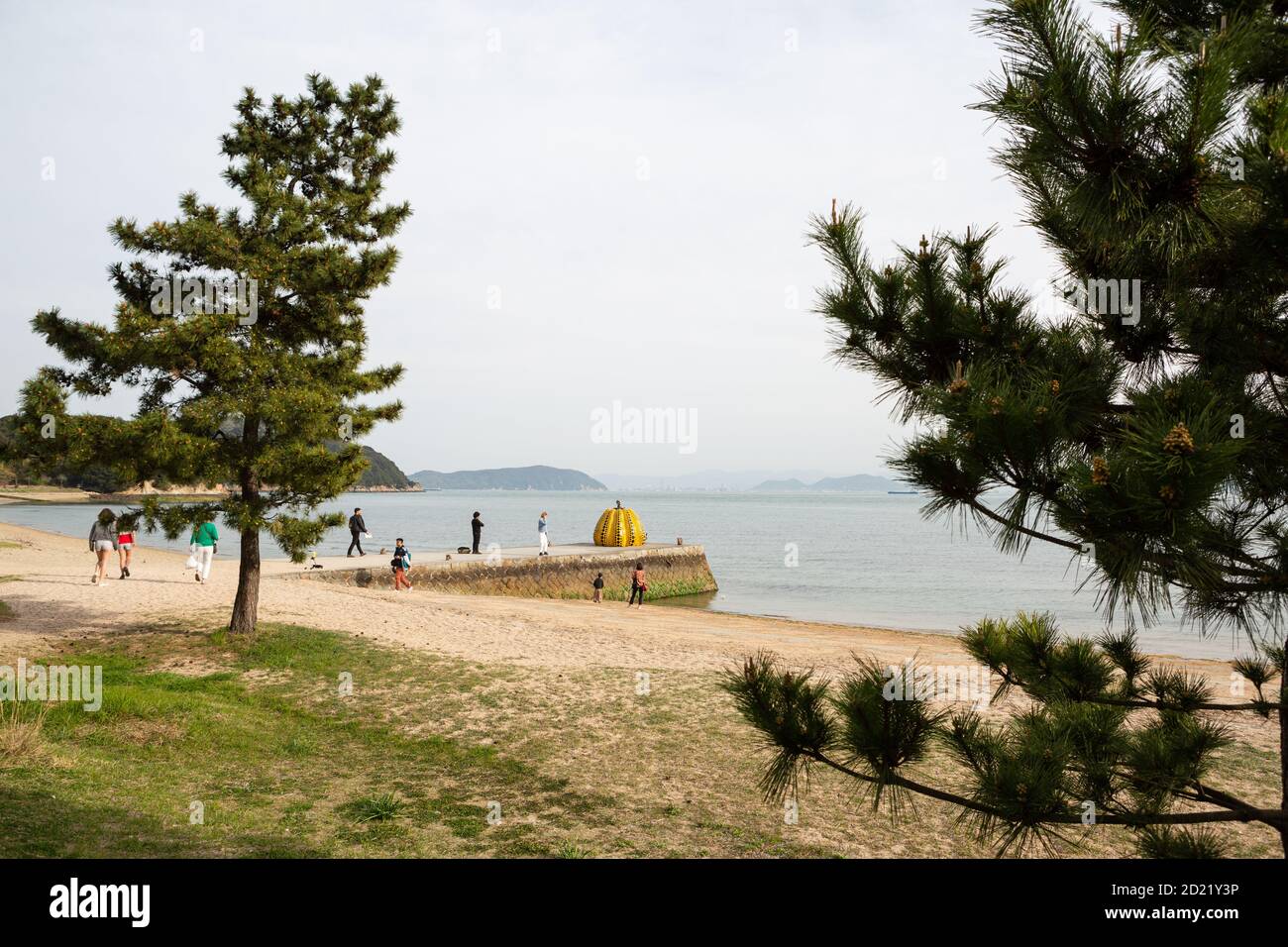 I turisti visitano la zucca gialla di Yayoi Kusama, il Museo della Casa di Benesse a Naoshima, Giappone. Foto Stock