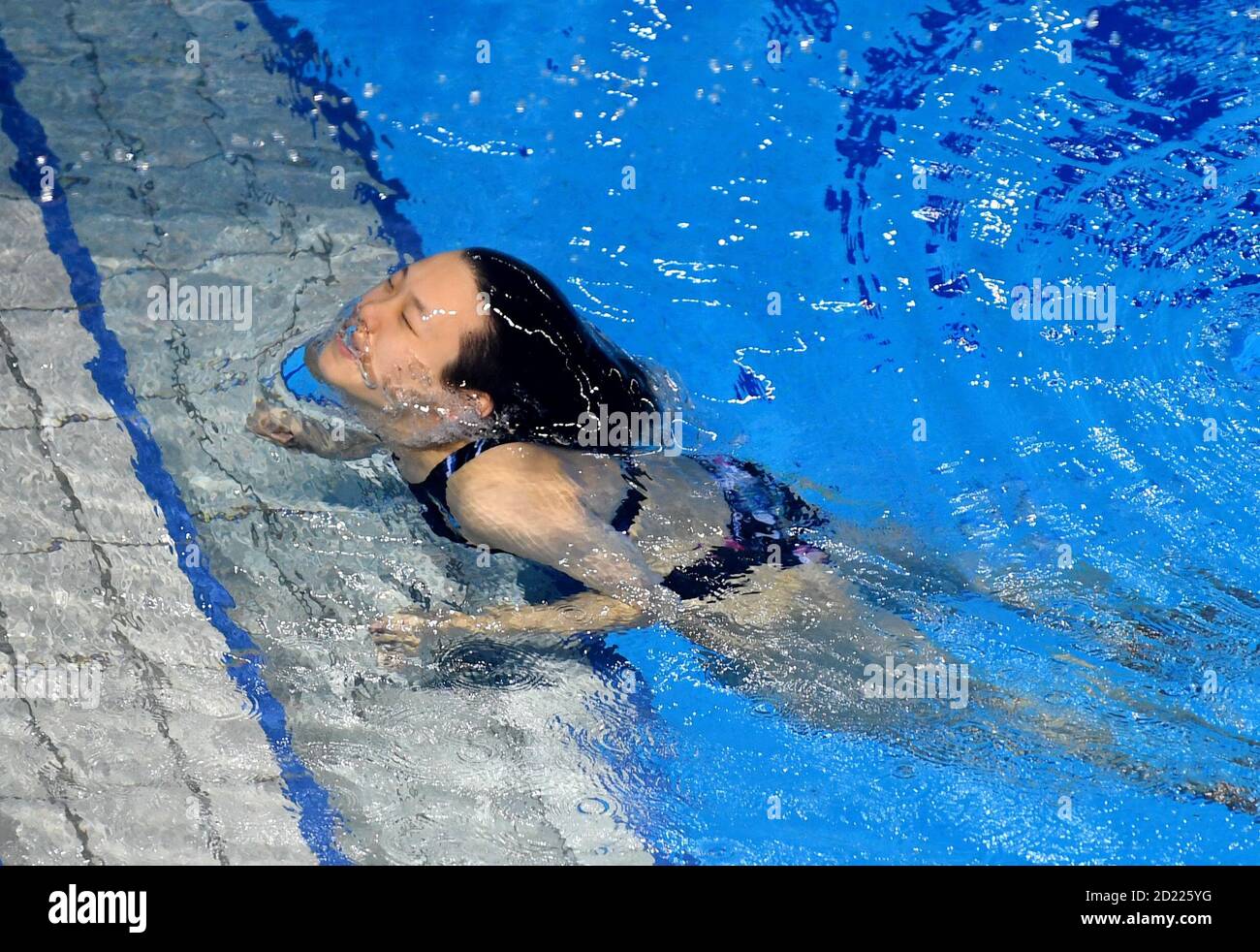 Shijiazhuang, provincia cinese di Hebei. 6 Ott 2020. Shi Tingmao della squadra di Chongqing esce dall'acqua durante la finale femminile di trampolino da 3 m al Campionato Nazionale Cinese Diving 2020 a Shijiazhuang, nella Provincia di Hebei, nel nord della Cina, il 6 ottobre 2020. Credit: Wang Xiao/Xinhua/Alamy Live News Foto Stock