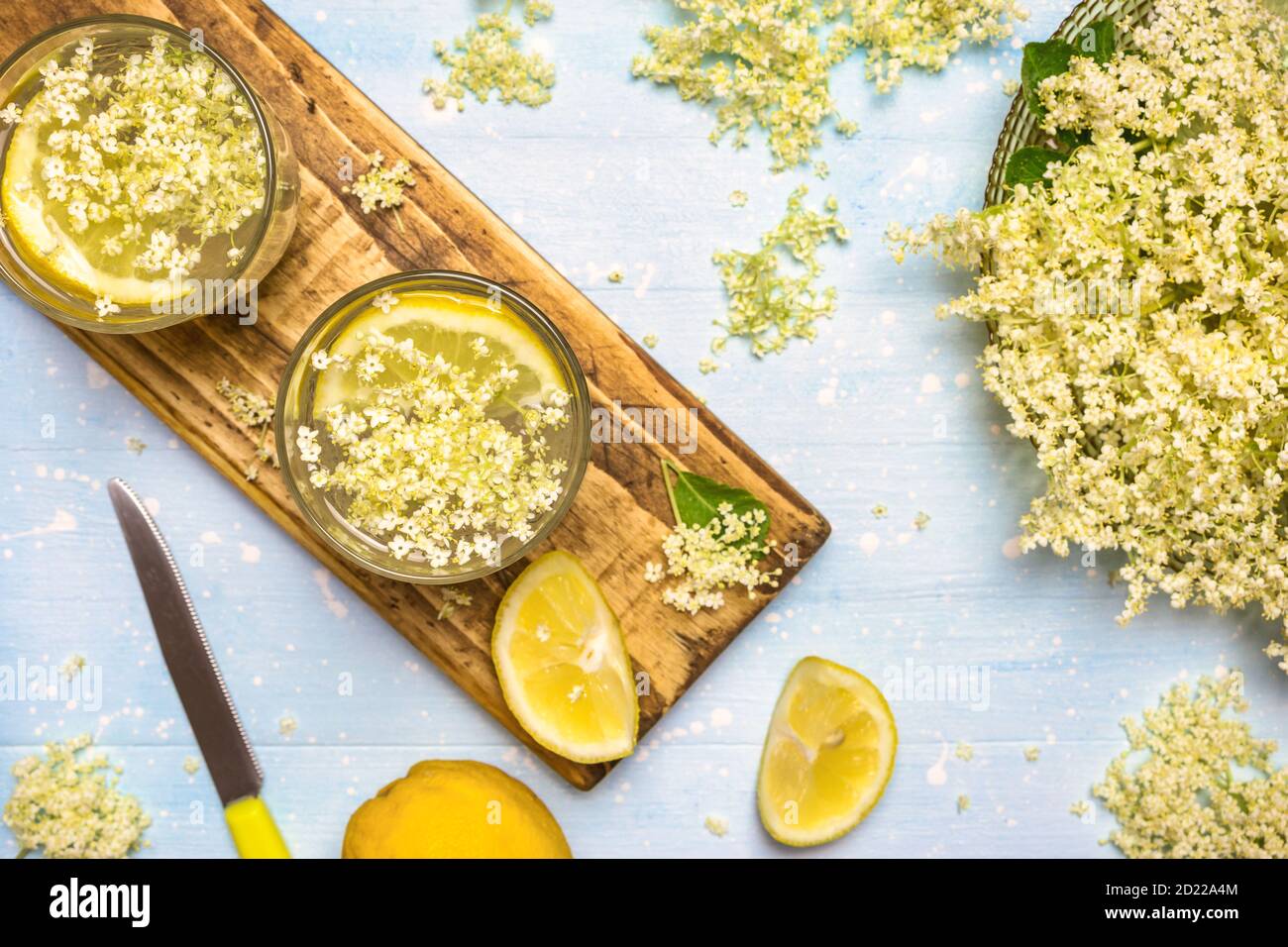 Due bicchieri di limonata di fiori di sambuco fatti in casa e ingredienti freschi per una bevanda sana e rinfrescante, vista dall'alto. Foto Stock