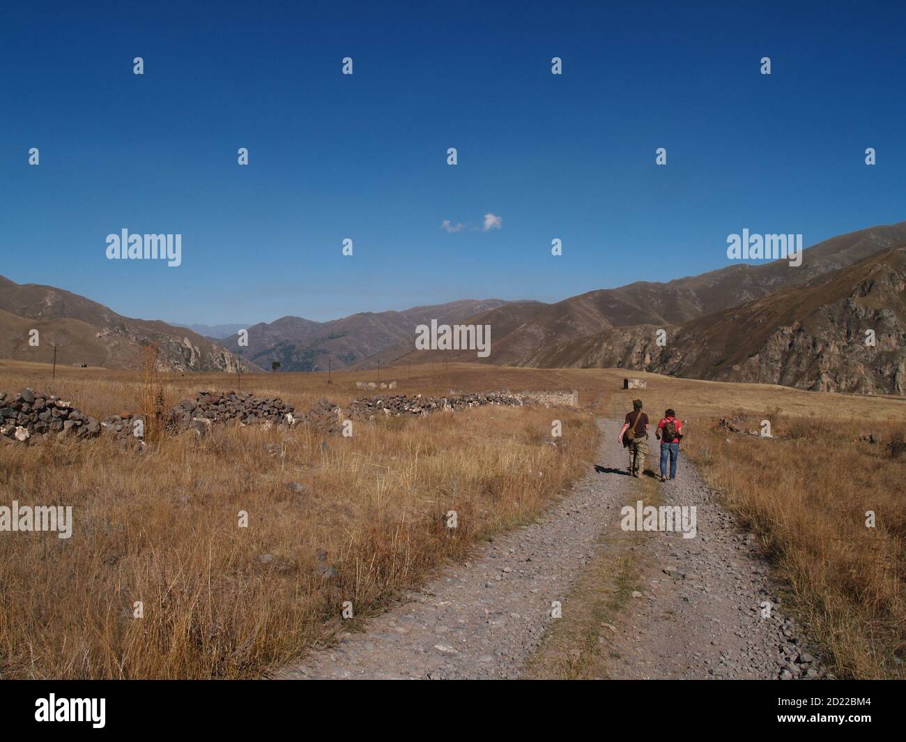 Due uomini in un villaggio in rovina Tsar a Nagorno Karabakh Foto Stock