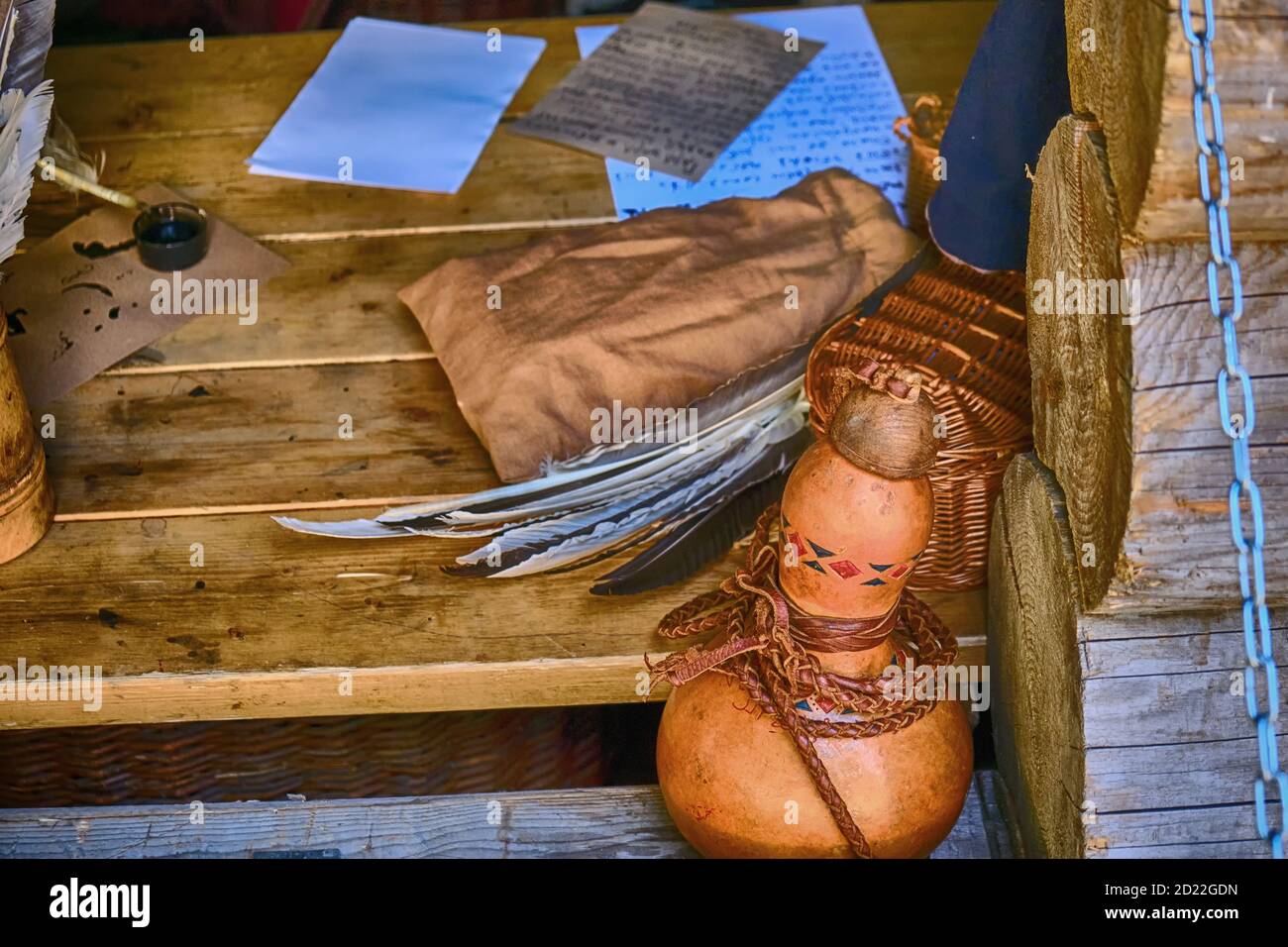 Piume, inchiostro e carta in una casa di legno. Tavolo con utensili da scrittura in stile retrò. Foto Stock