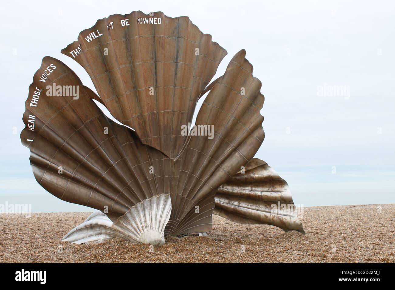 Aldeburgh Suffolk East Anglia Inghilterra - Marzo 21 2018: Artista Maggie Hambling conchiglia del mare cuoio capelluto scultura in bronzo spiaggia sulla spiaggia di sabbia bianca dall'oceano Foto Stock