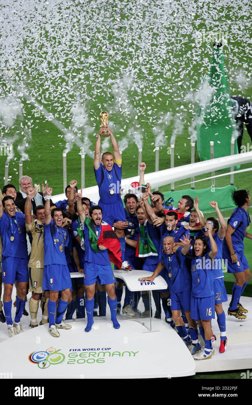Fabio Cannavaro (C) in Italia alza il Trofeo della Coppa del mondo mentre festeggia con i compagni di squadra dopo la partita di calcio finale della Coppa del mondo 2006 tra Italia e Francia a Berlino il 9 luglio 2006. RESTRIZIONI FIFA - NESSUN UTILIZZO MOBILE REUTERS/Alessandro Bianchi (GERMANIA) Foto Stock