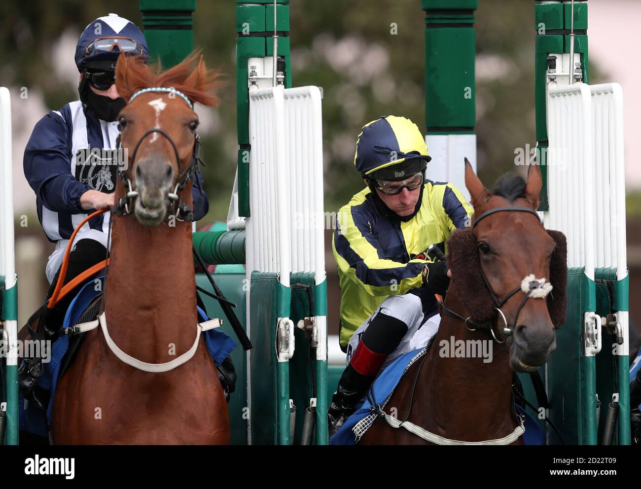 Win o'Clock guidato da Thomas Greatrex e Getchagetchagetcha guidato da Adam Kirby pausa dalle porte di partenza durante il Joules Clothing handicap presso Leicester Racecourse. Foto Stock