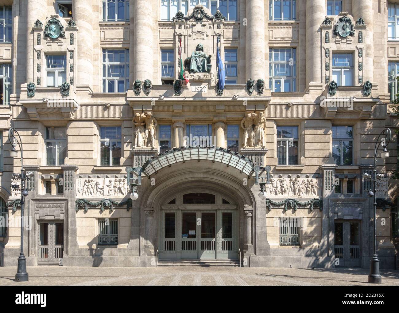 La facciata art nouveau restaurata dell'Accademia Liszt di Musica nel centro di Budapest Foto Stock