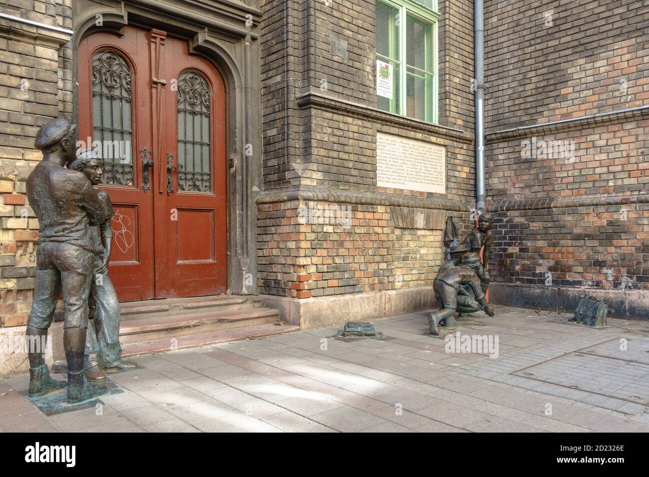 Un gruppo di statue raffiguranti i Paul Street Boys (PAL utcai fiuk) Dal romanzo di Ference Molnar a Budapest Foto Stock