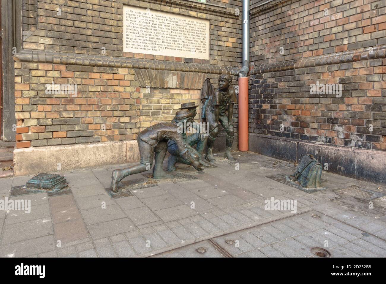 Un gruppo di statue raffiguranti i Paul Street Boys (PAL utcai fiuk) Dal romanzo di Ference Molnar a Budapest Foto Stock Un gruppo di statue raffiguranti i Paul Street Boys (PAL utcai fiuk) Dal romanzo di Ference Molnar a Budapest Foto Stock