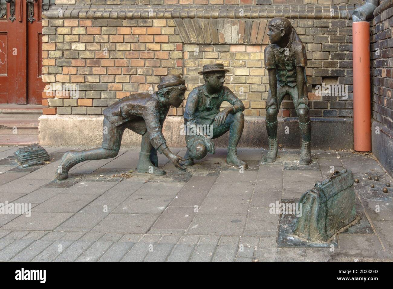 Un gruppo di statue raffiguranti i Paul Street Boys (PAL utcai fiuk) Dal romanzo di Ference Molnar a Budapest Foto Stock Un gruppo di statue raffiguranti i Paul Street Boys (PAL utcai fiuk) Dal romanzo di Ference Molnar a Budapest Foto Stock