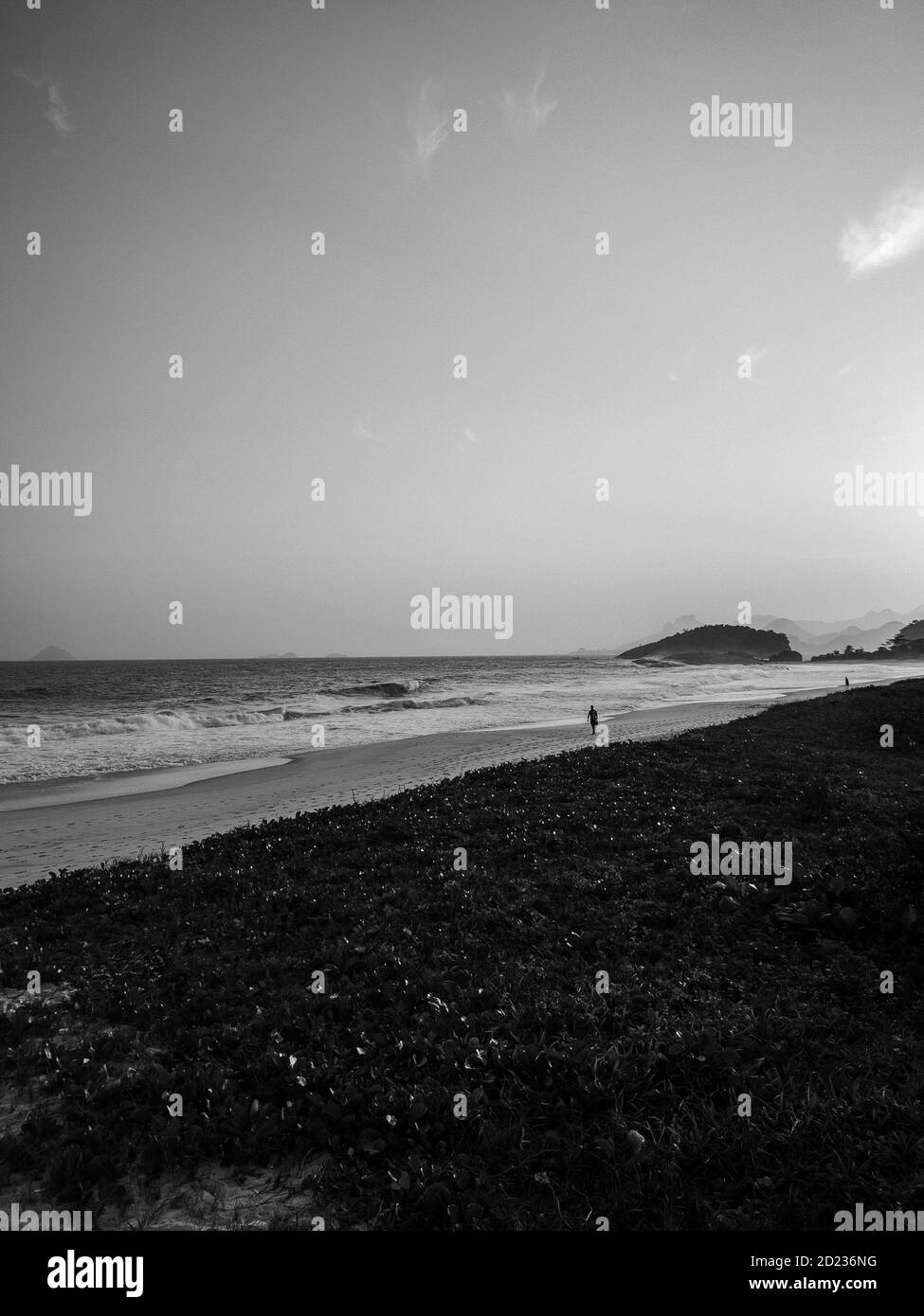Bellissimo paesaggio di un tramonto su una spiaggia in Rio de Janeiro città costiera Foto Stock