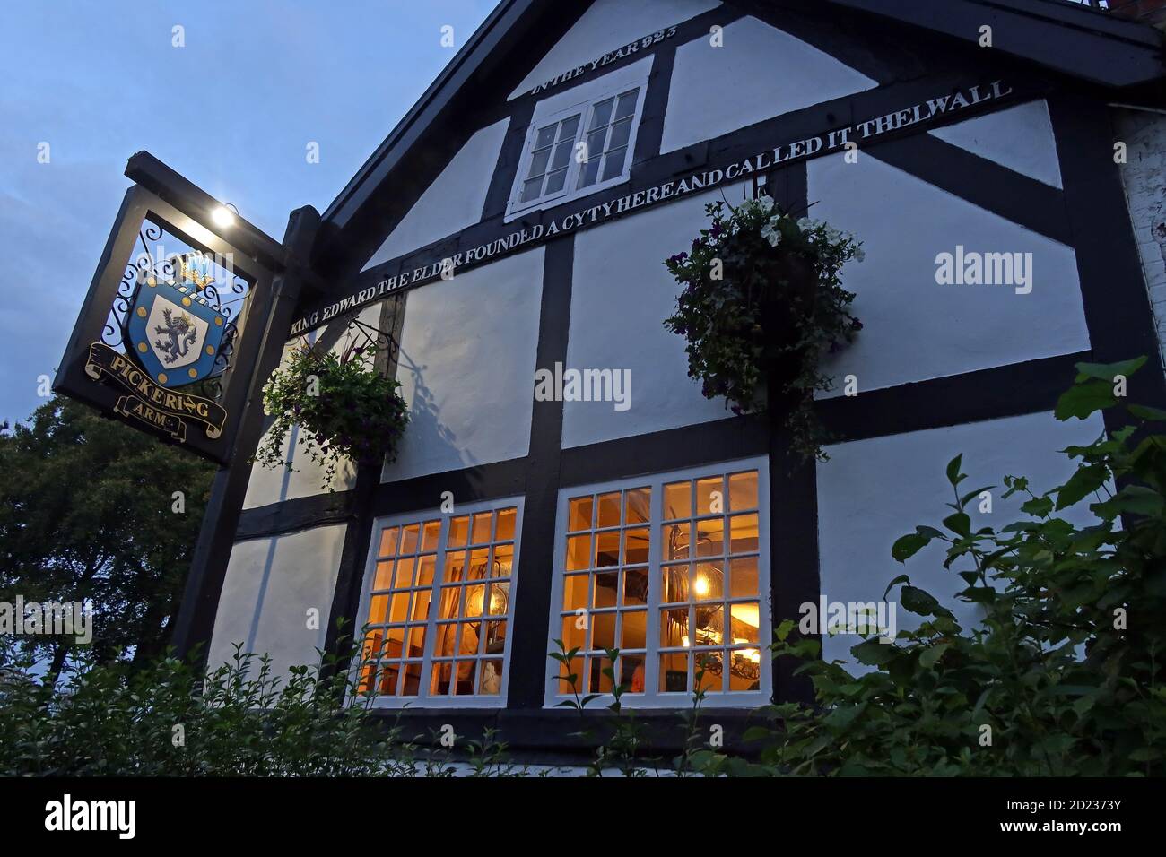 Pickerings Arms at Dusk, 1 Bell Lane, Thelwall, Warrington, Cheshire, Inghilterra, Regno Unito, WA4 2SU Foto Stock
