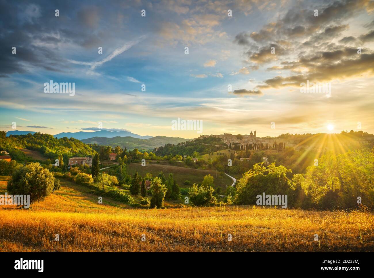 Città di Urbino e paesaggio di contrasto al tramonto. Sito patrimonio dell'umanità dell'UNESCO. Regione Marche, Italia, Europa. Foto Stock