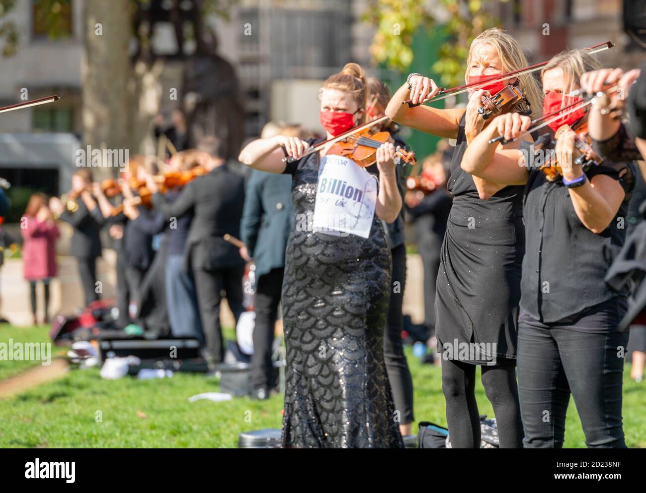 Londra, Regno Unito. 6 Ott 2020. Dimostrazione di musica dal vivo con una forte orchestra del 400 in Piazza del Parlamento che chiede lavoro o sostegno del governo Credit: Ian Davidson/Alamy Live News Foto Stock