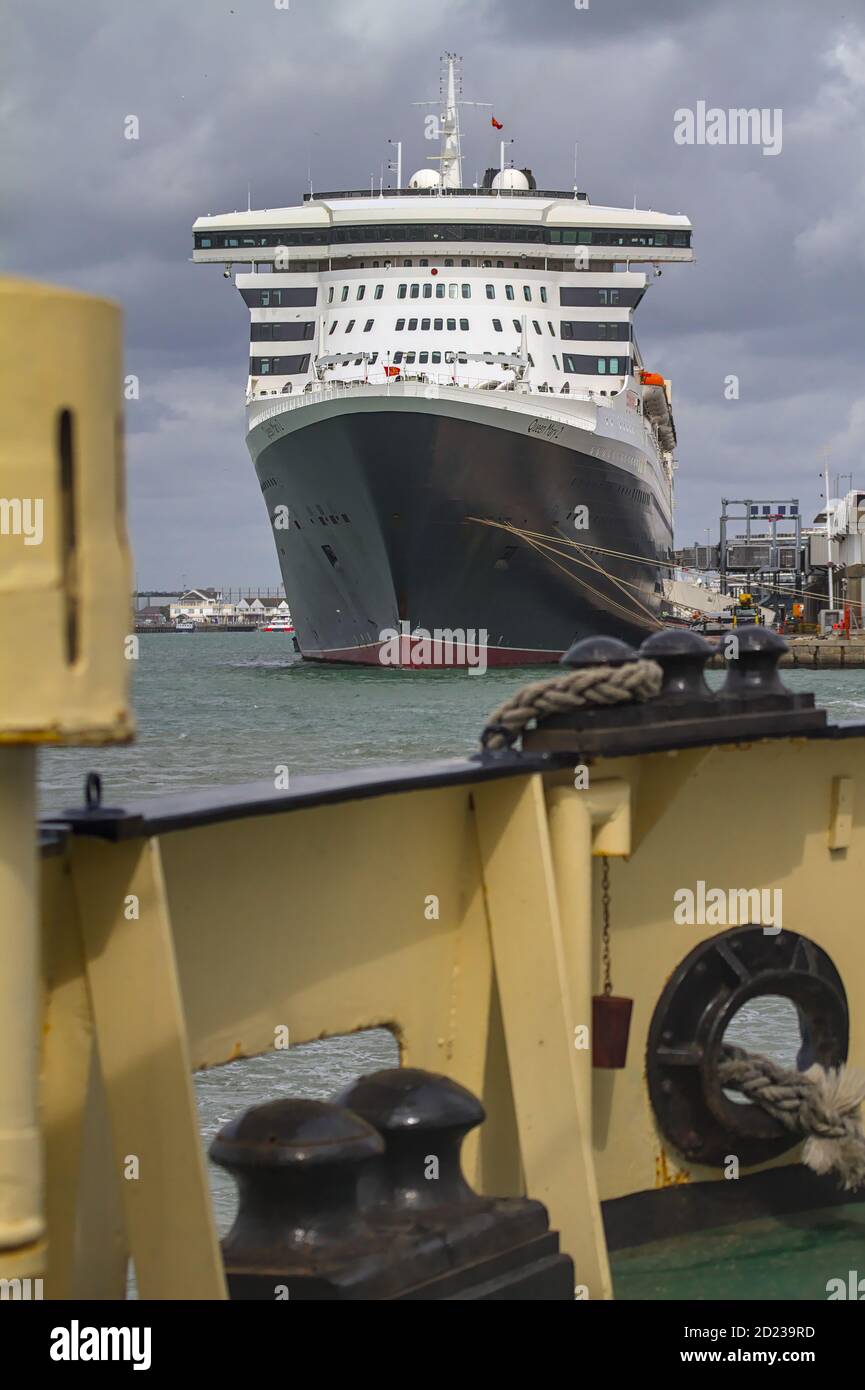 Queen Mary Two Cruise Liner visto dallo Stern della nave a vapore SS Shieldhall, Southampton Docks UK Foto Stock