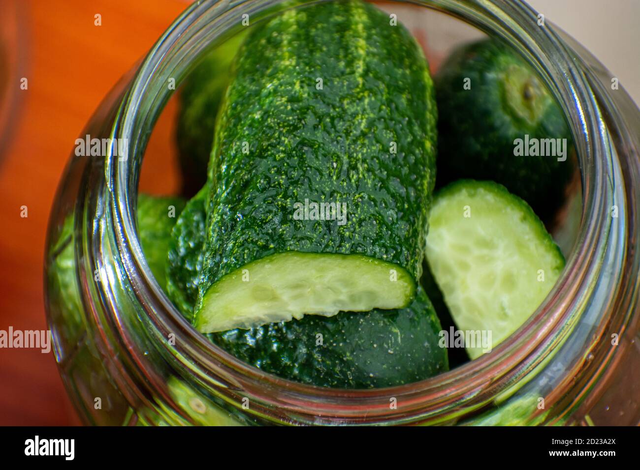 cetrioli in vasi, il processo di produzione di cetrioli sottaceto Foto Stock