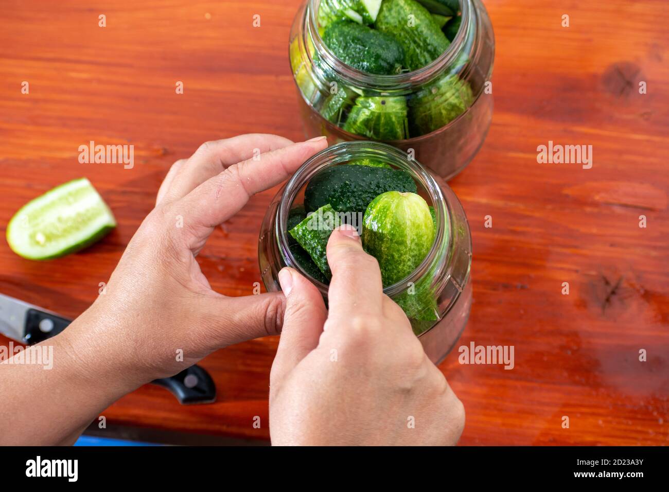 cetrioli in vasi, il processo di produzione di cetrioli sottaceto Foto Stock