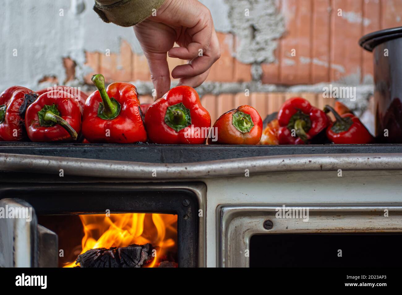 Stufa vecchia con cottura di paprika sopra di esso fuori la casa Foto Stock