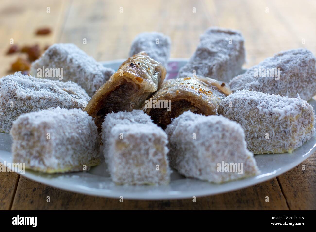 Piccole torte al cioccolato sul piatto. Deserto gustoso su tavolo di legno Foto Stock