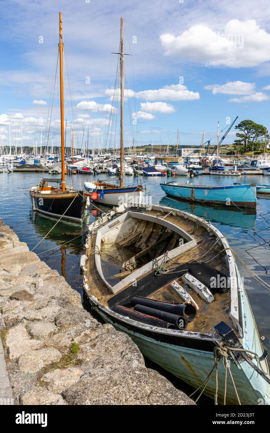 La morte di una classica barca a vela Falmouth funzionante! Una volta usato per dragare ostriche native, ora un hulk marcio. Barche GRP moderne sullo sfondo. Foto Stock