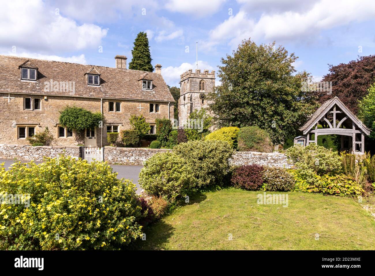Un antico casale in pietra vicino alla chiesa di St Andrews nel villaggio di Miserden, nel Gloucestershire UK Foto Stock