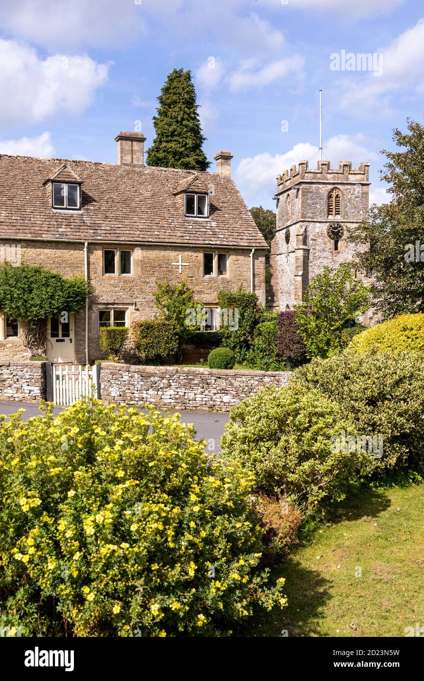 Un antico casale in pietra vicino alla chiesa di St Andrews nel villaggio di Miserden, nel Gloucestershire UK Foto Stock