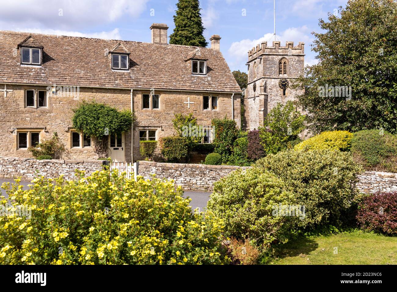 Un antico casale in pietra vicino alla chiesa di St Andrews nel villaggio di Miserden, nel Gloucestershire UK Foto Stock
