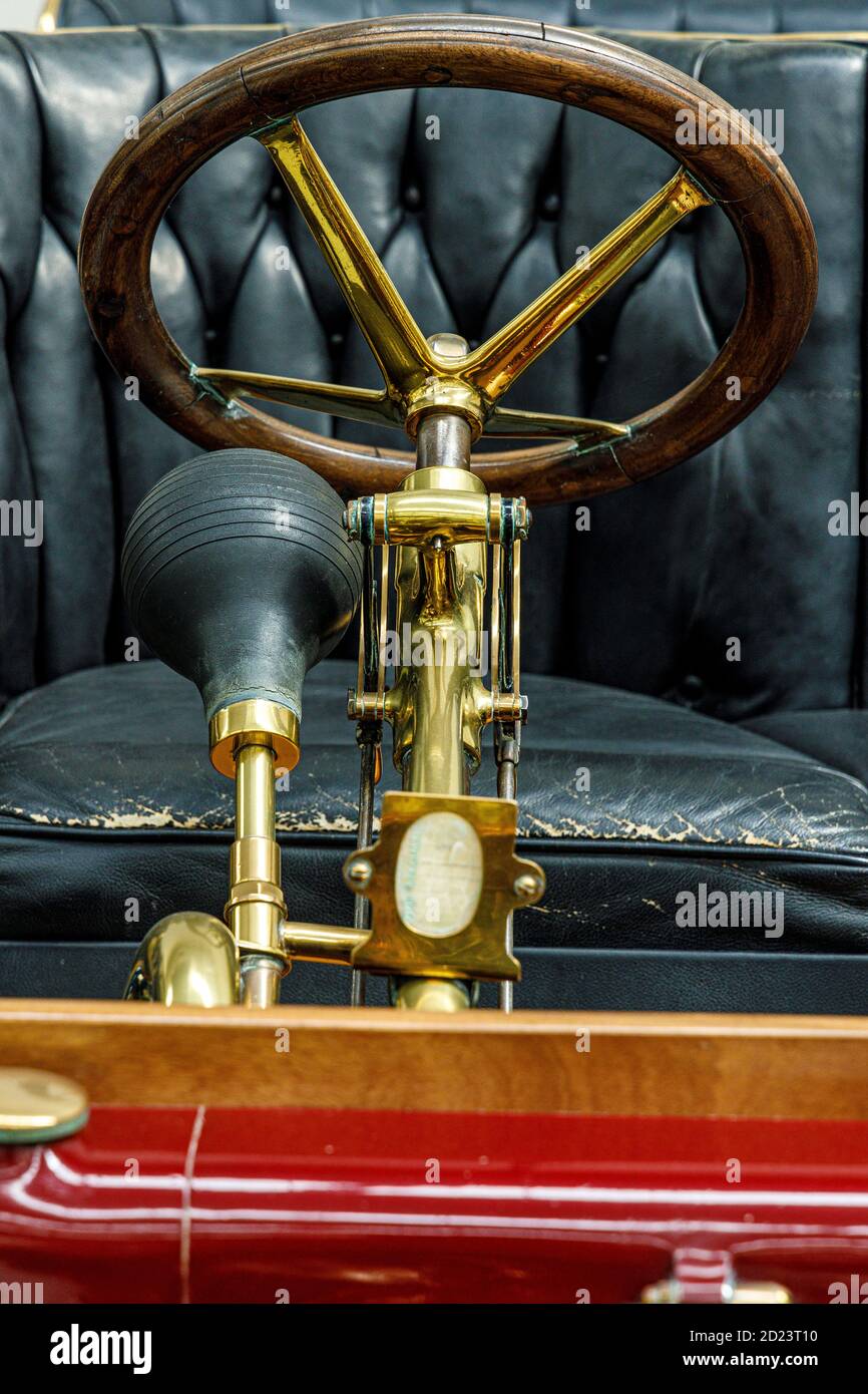 Volante e corno in dettaglio su un Wolseley 1904 10HP al Southeward Motor Museum, Otaihanga, North Island, Nuova Zelanda. Foto Stock