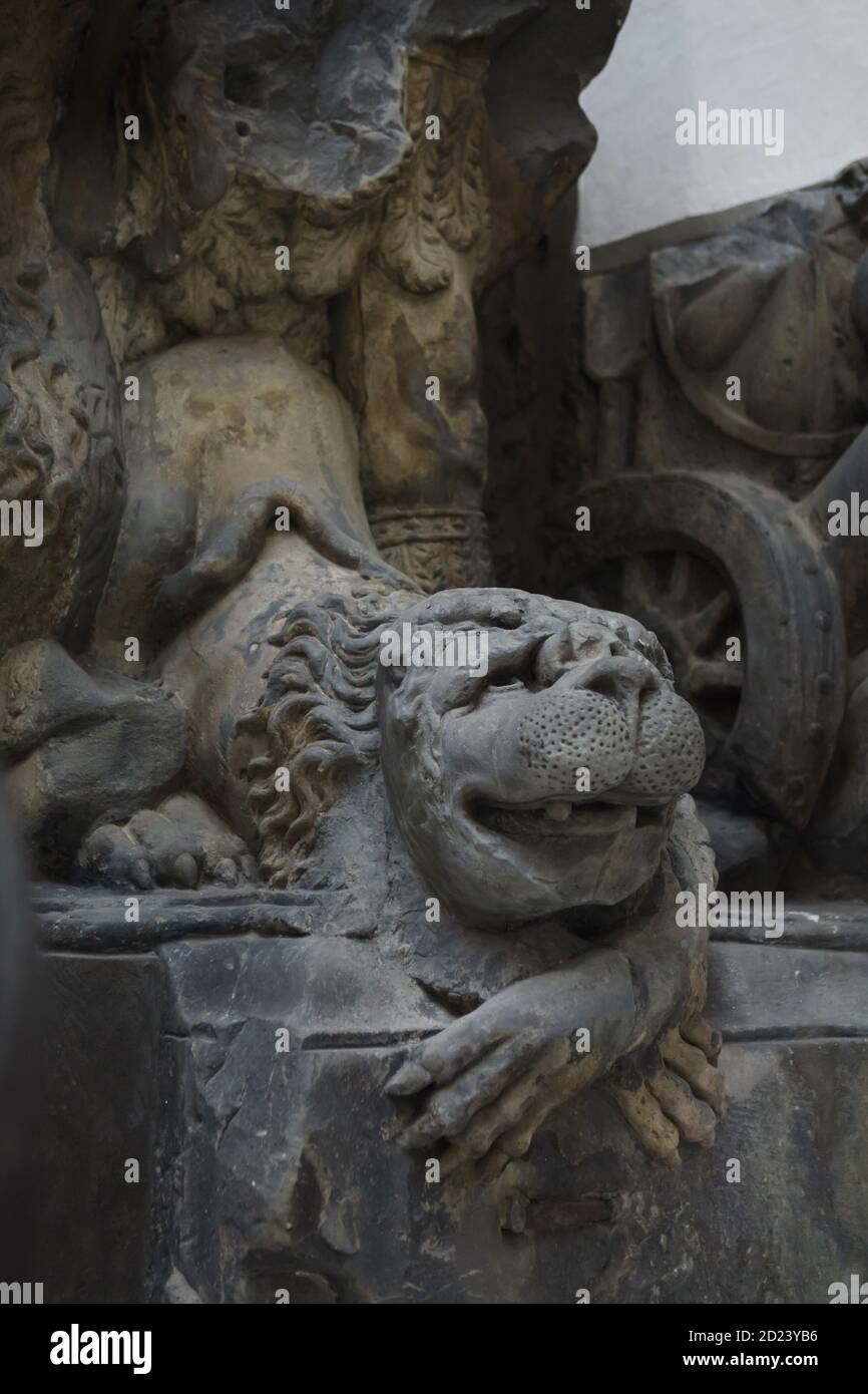 Leone sorridente che sostiene la statua di Sant'Ignazio di Loyola, gravemente danneggiata dallo scultore barocco ceco Ferdinand Maxmilián Brokoff (1710-1711), una volta collocata sul Ponte Carlo di Praga, ora in mostra nel Lapidarium del Museo Nazionale (Lapidárium Národního muzea) a Praga, Repubblica Ceca. La statua originale fu rimossa dal Ponte Carlo dopo essere affondata durante la grande alluvione nel settembre 1890. Foto Stock