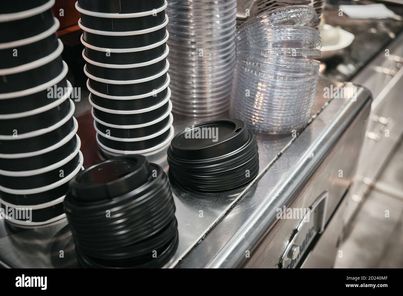 Un sacco di tazze di caffè di carta e di tappi a mensa Foto Stock