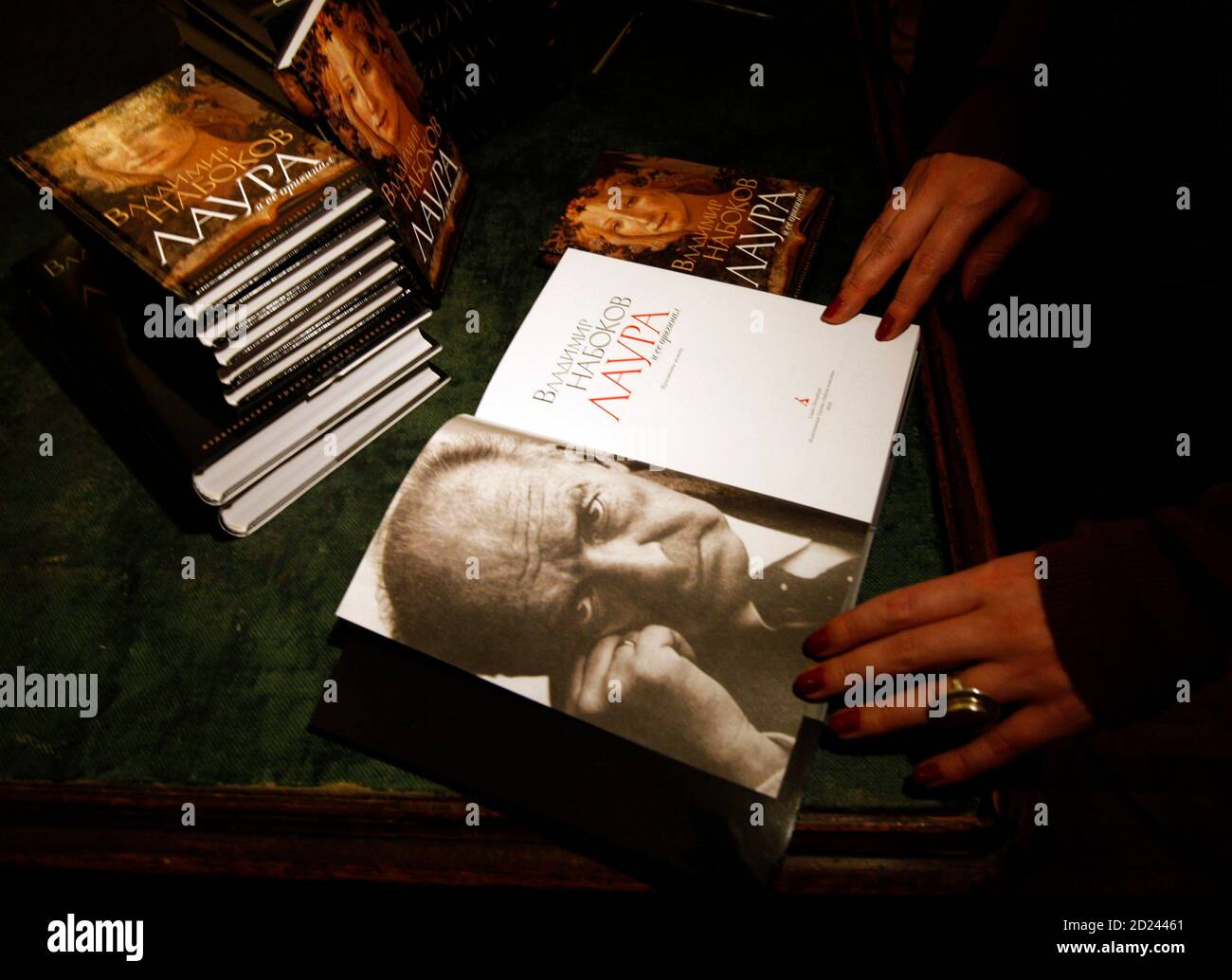 Il romanzo "l'originale di Laura" di Vladimir Nabokov è presentato al museo di Nabokov a San Pietroburgo, il 30 novembre 2009. Cinquantamila copie sono state stampate per la vendita nelle librerie russe a partire da Lunedi, secondo i rappresentanti della casa editrice. Nabokov ha chiarito prima che morì che non voleva che le sue note per il suo romanzo finale incompiuto fossero pubblicate come le voleva bruciate. Ma il suo unico figlio, Dmitri Nabokov, decise di pubblicarlo 32 anni dopo la morte del padre. REUTERS/Alexander Demianchuk (MEDIA DELLA SOCIETÀ RUSSA) Foto Stock