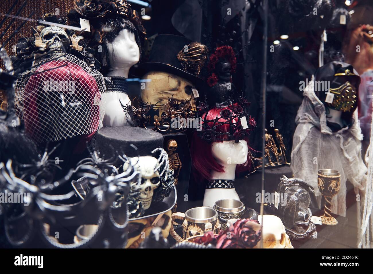 Decorazioni diverse presso il negozio di decorazioni dietro la vetrina di vetro. Accessori per la festa di Halloween. Foto Stock