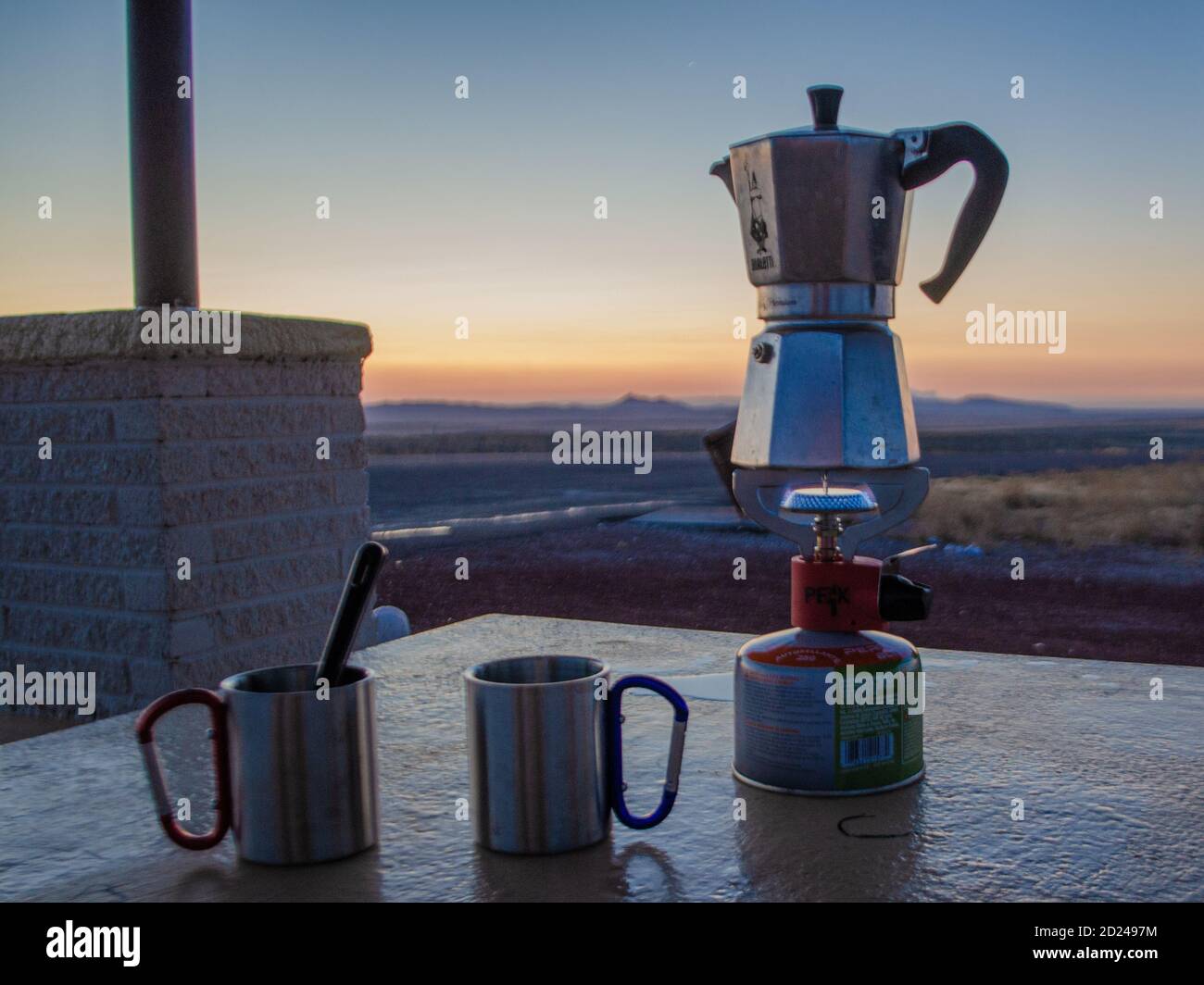 una macchina per il caffè su un fornello da campeggio con due caffè tazze  Foto stock - Alamy