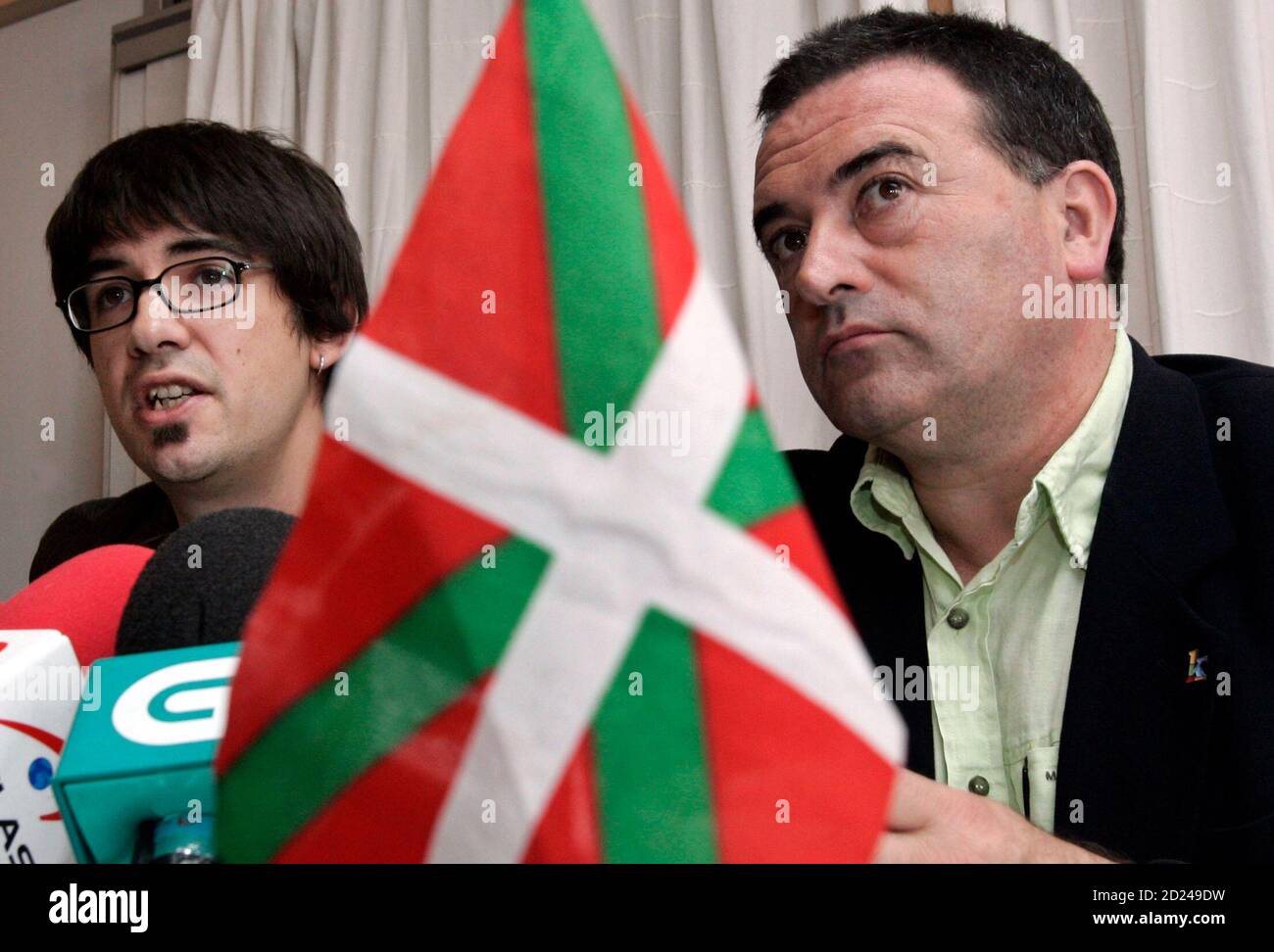 Gorka Elejabarrieta (L), rappresentante del partito d'indipendenza  pro-basco bandito Batasuna a Bruxelles, e Karmelo Landa, ex membro del  Parlamento europeo e membro di Batasuna, tengono una conferenza stampa a  Bruxelles il 6