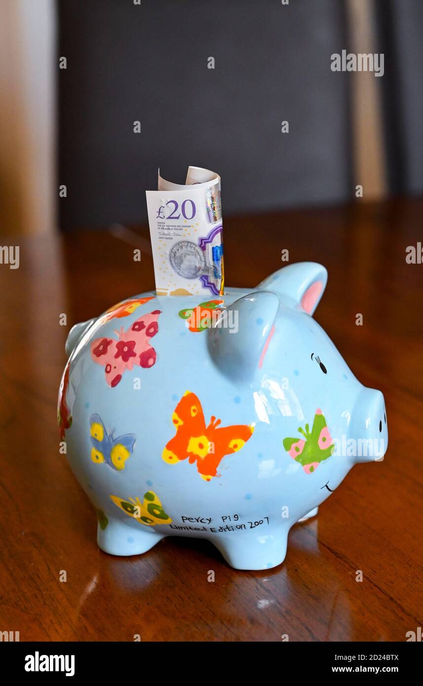 Una banca di denaro Percy Pig in edizione limitata emessa nel 2007 Di Marks & Spencer Foto Stock