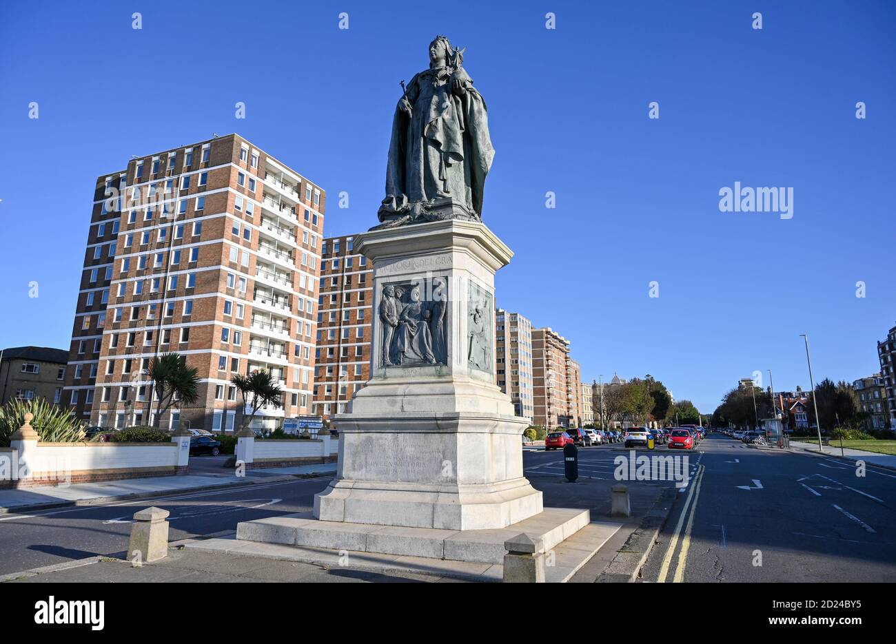 La statua della Regina Vittoria all'estremità del mare di Grand Avenue a Hove , Brighton , Sussex UK Foto Stock