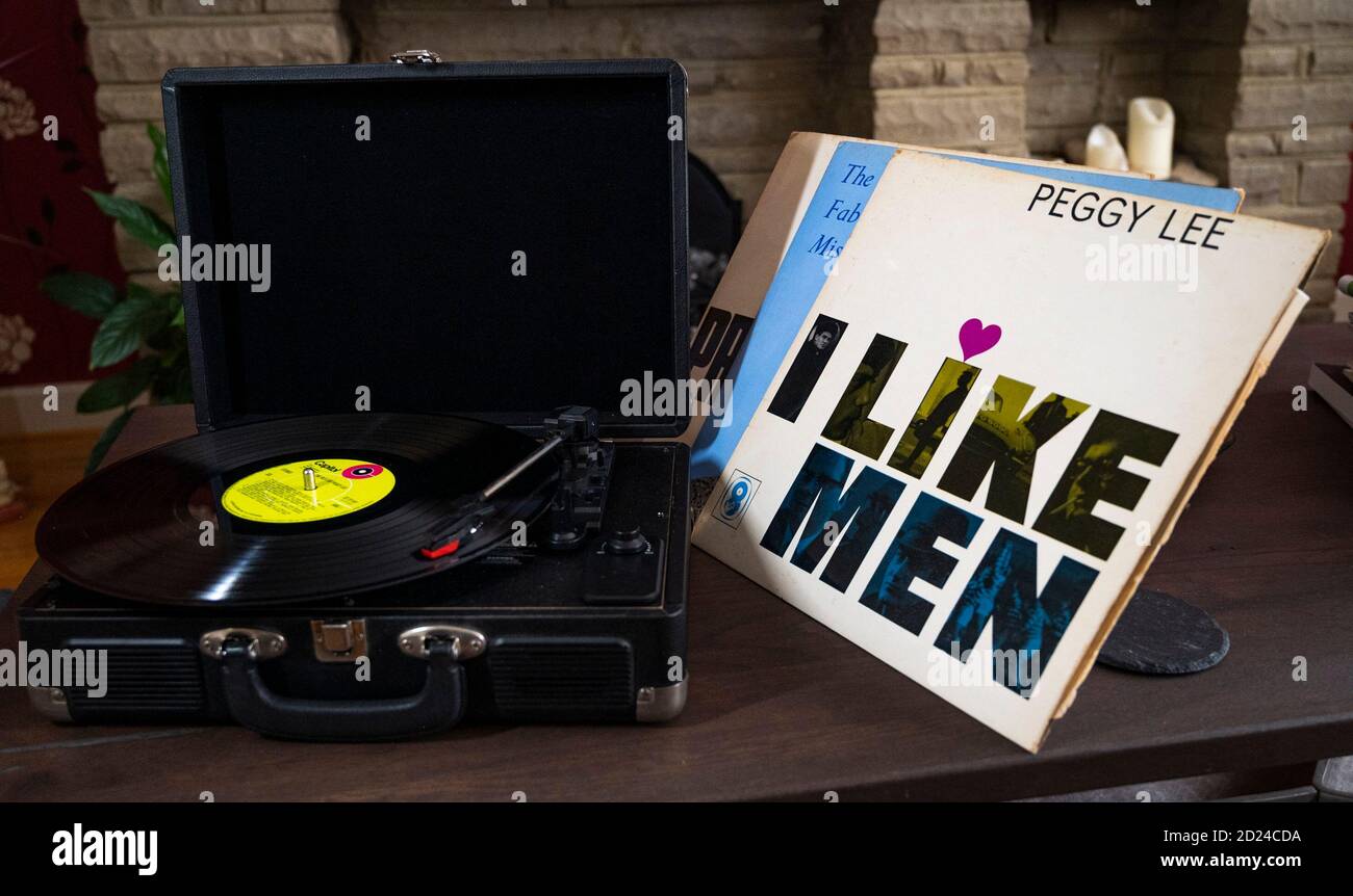 Selezione di album di Peggy Lee riprodotti su un lettore di dischi portatile . Mi piacciono gli uomini! È un album in studio del 1959 registrato da Peggy Lee diretto da Jack Marshall. Fotografia scattata da Simon Dack Foto Stock