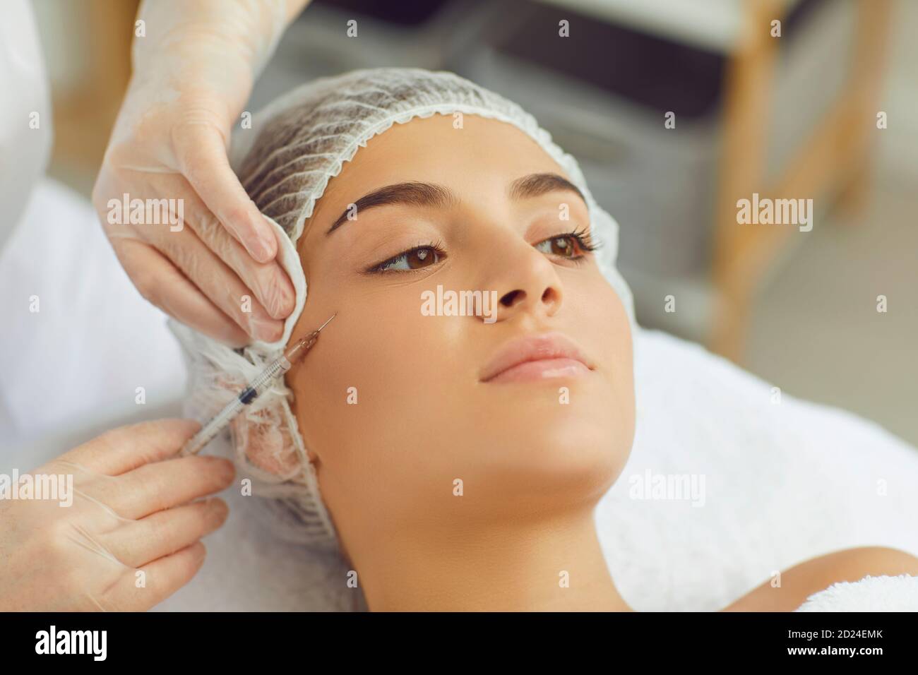 Thherapist che fa l'iniezione botox facciale di bellezza per guancia giovane del womans per interrompere l'invecchiamento Foto Stock