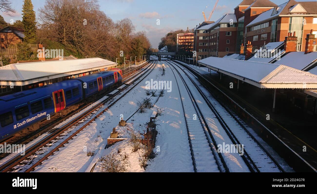 Neve in una giornata fredda alla stazione di Farnborough in Hampshire Foto Stock