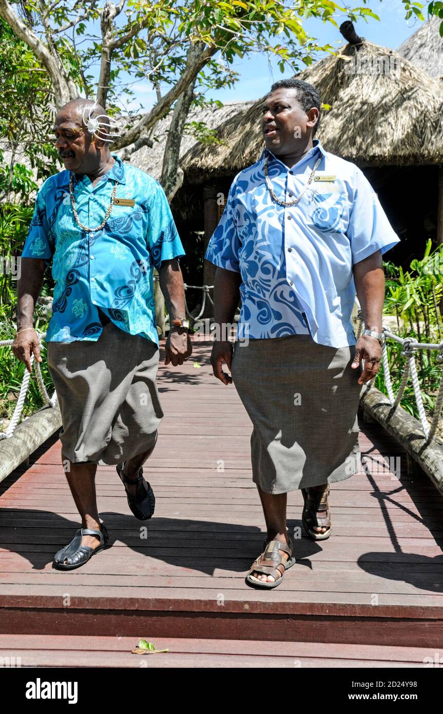 Due uomini fijiani nel loro abito tradizionale, Sulu su viti Levu, Figi nel Sud Pacifico. Le donne indossano anche lo stesso Sulu Foto Stock