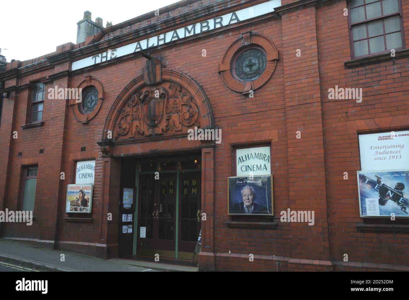 Il cinema Alhambra nella città mercato Cumbria di Keswick. Costruito nel 1913 e aperto il 22 gennaio 2014, è in funzione da oltre 100 anni! Foto Stock