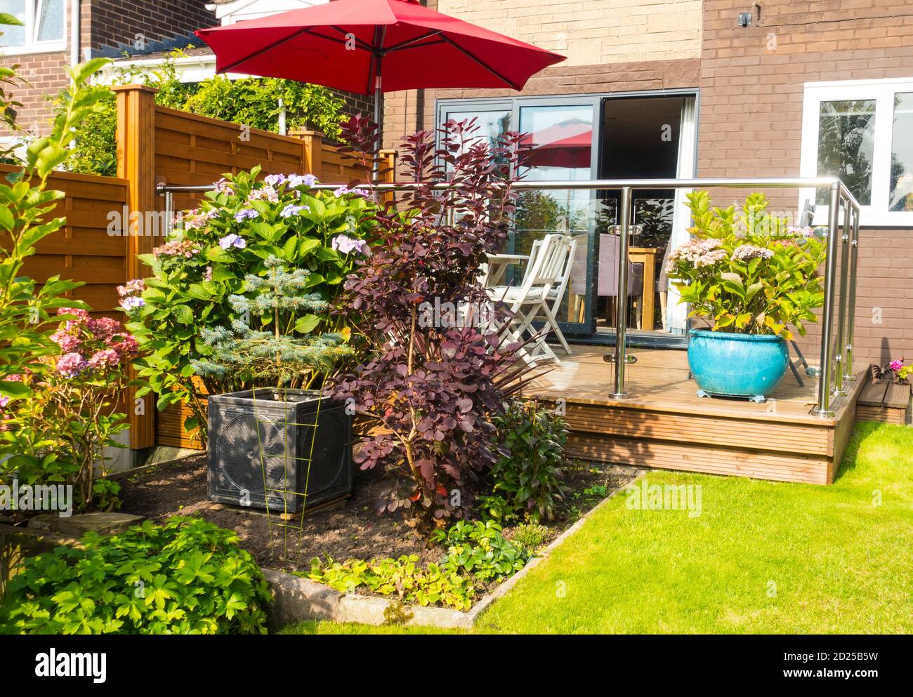 Patio e Decking in legno nel Giardino Inglese, UK. Foto Stock