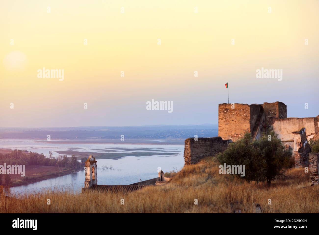 Portogallo, Alentejo, il fiume Guadiana e l'antica fortezza moresca di Juromenha al confine con la Spagna - un luogo di battaglia delle guerre della Penisola Napoleonica Foto Stock