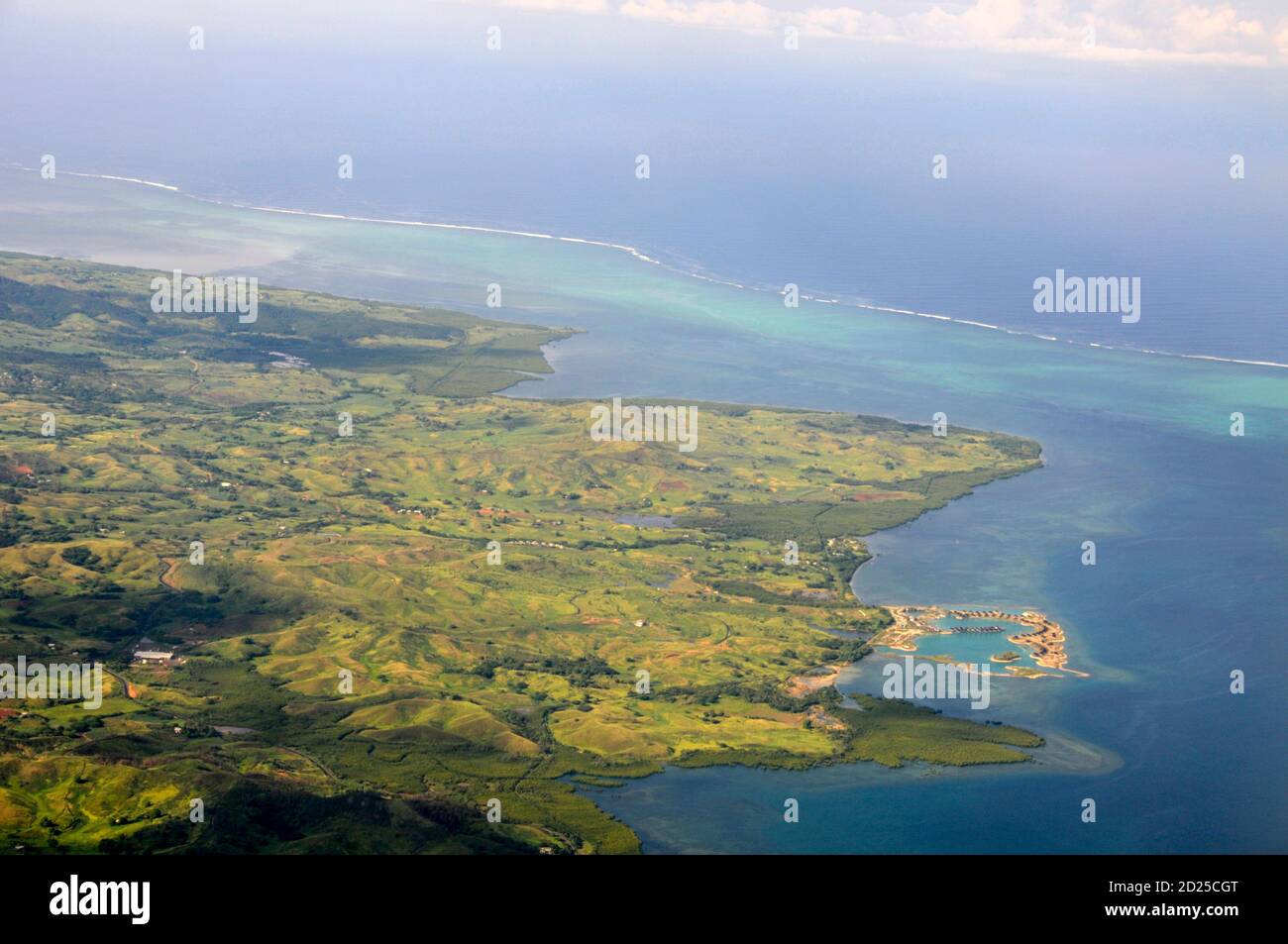 Una lunga laguna costiera che separa le acque poco profonde da a. più grande corpo d'acqua al largo della costa meridionale del La più grande isola di viti Levu nelle Figi di fronte t Foto Stock