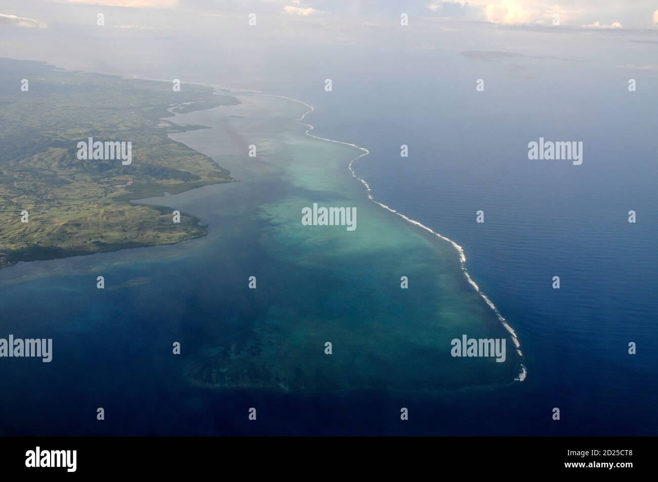 Una lunga laguna costiera che separa le acque poco profonde da a. più grande corpo d'acqua al largo della costa meridionale del La più grande isola di viti Levu nelle Figi di fronte t Foto Stock