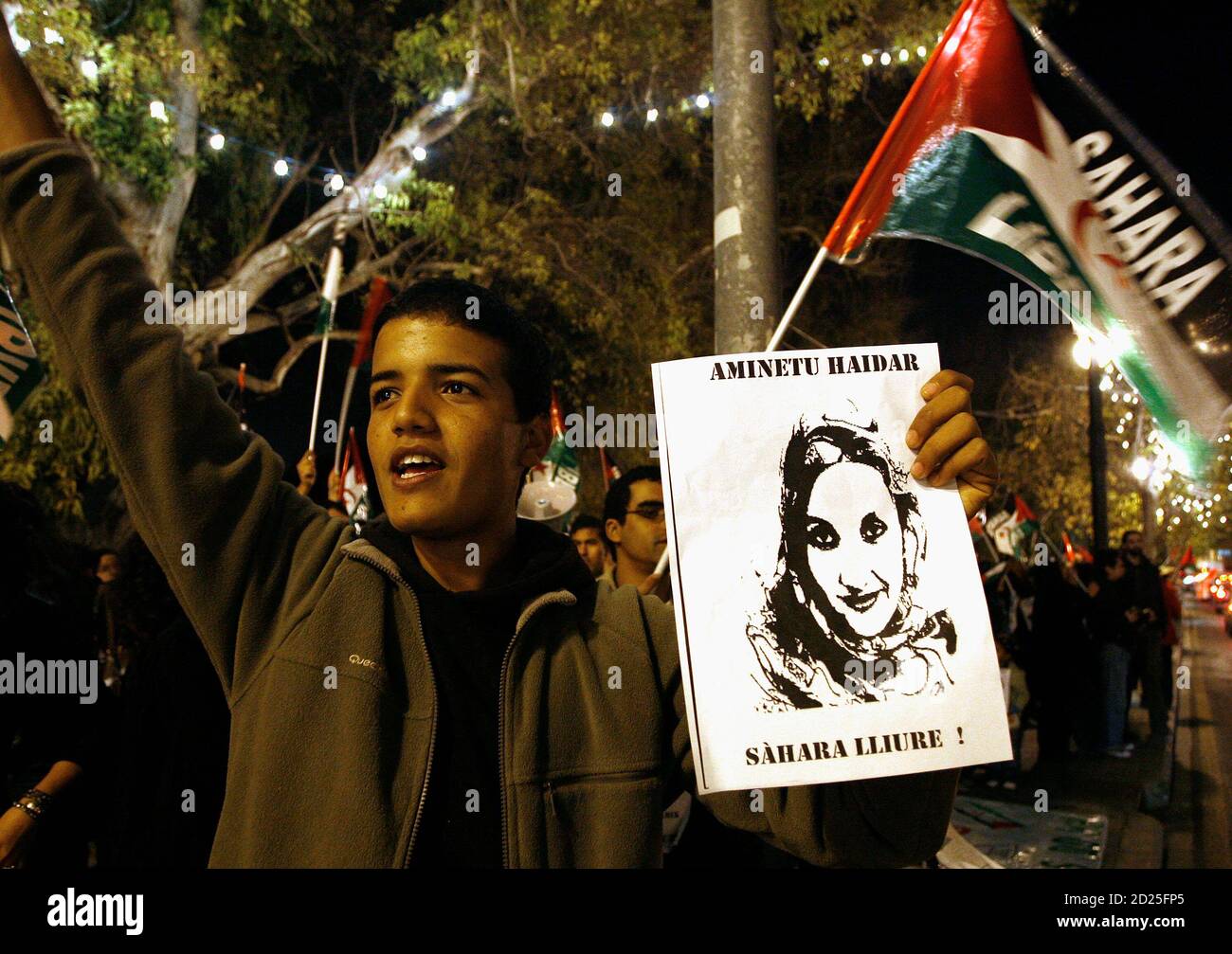 A demonstrator holds a picture of Western Sahara independence campaigner Aminatou Haidar during a protest in Valencia December 10, 2009. Haidar started a hunger strike 23 days ago in protest at being expelled from her desert homeland. She has been at Lanzarote airport in the Canary Islands refusing food ever since Moroccan authorities put her back on a plane when she returned home to Laayoune after a trip to New York. REUTERS/Heino Kalis (SPAIN CONFLICT POLITICS) Foto Stock
