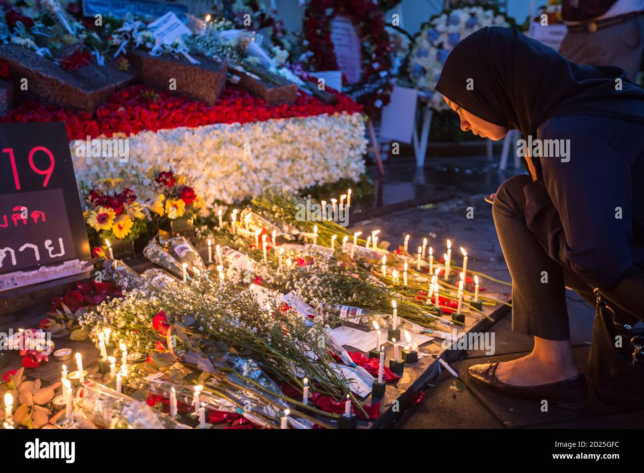 Bangkok, Thailandia. 06 ottobre 2020. Una donna guarda il memoriale del massacro dell'Università di Thammasat. L'Università di Thammasat ha allestito una mostra per commemorare il 44° anniversario del massacro dell'Università di Thammasat avvenuto il 06 ottobre 1976 a Bangkok. Credit: SOPA Images Limited/Alamy Live News Foto Stock