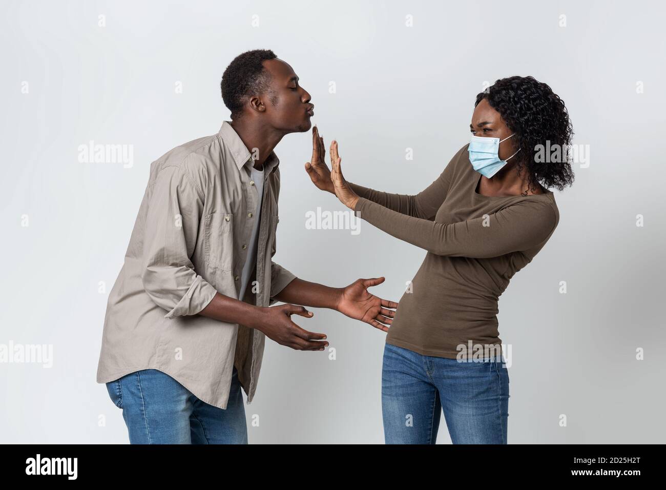 L'uomo nero senza maschera vuole baciare la sua ragazza Foto Stock