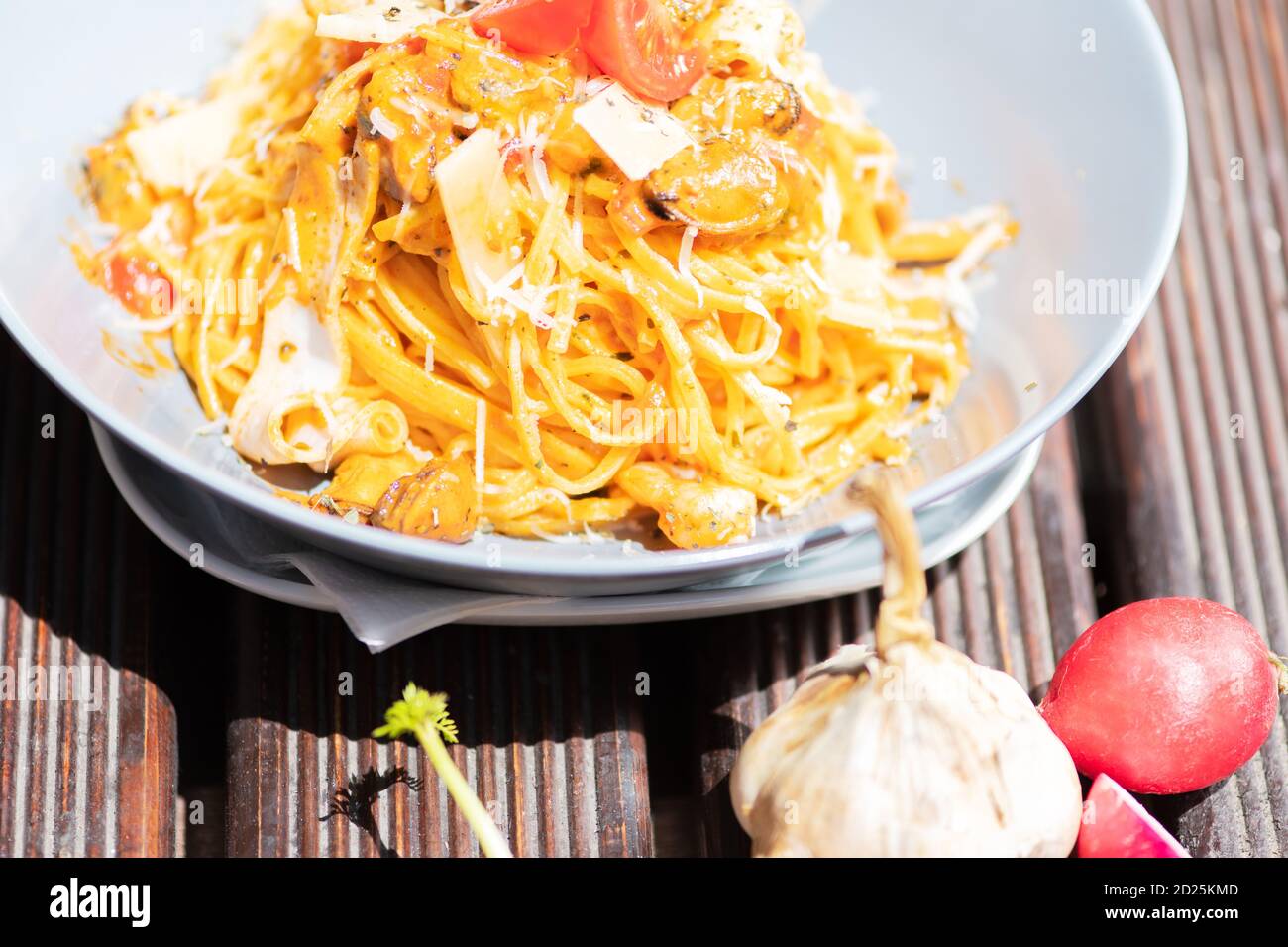 Pasta, spaghetti con formaggio, funghi e pomodoro. Cibo sano. Foto Stock