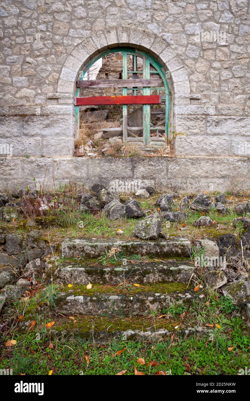 Casa abbandonata, muro di pietra con finestre collassate, nel castagno di El Tiemblo, Avila. Castiglia e Leon, Spagna Foto Stock
