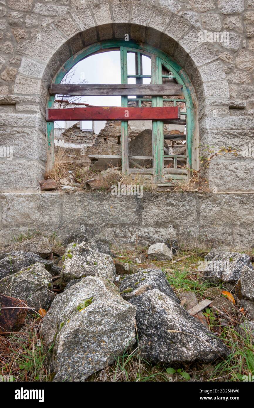 Casa abbandonata, muro di pietra con finestre collassate, nel castagno di El Tiemblo, Avila. Castiglia e Leon, Spagna Foto Stock